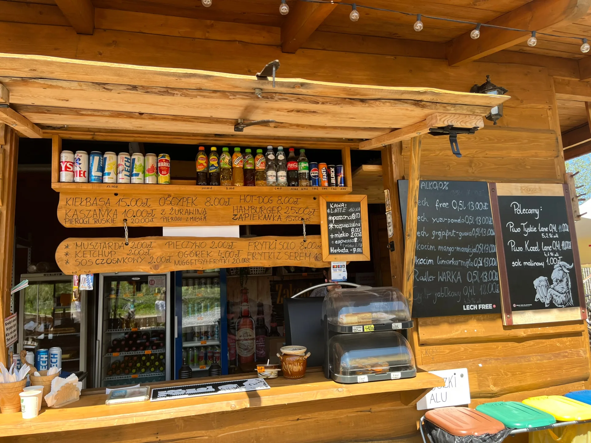 Drewniana lada baru w wypożyczalni u Bachledy — napoje, lody, menu