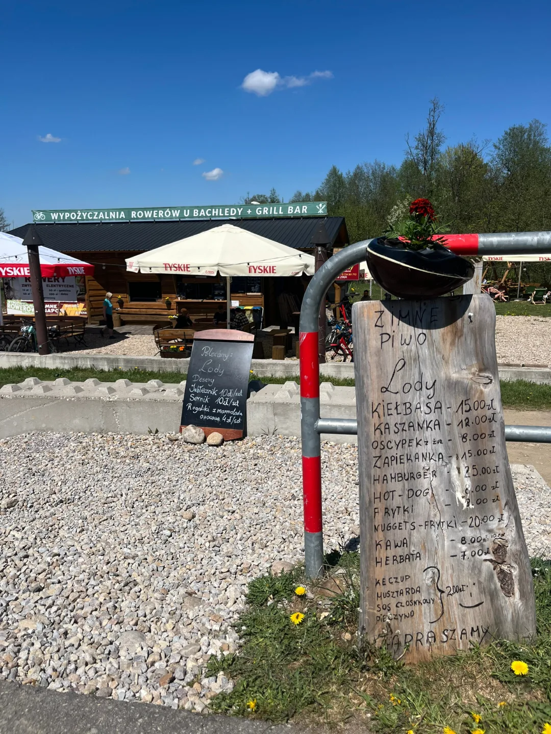 Tablica menu grill baru u Bachledy z cennikiem kiełbasy, hamburgera, kaszanki